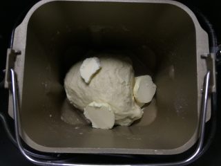 2、全蛋吐司-黑金刚吐司,程序结束后,加入软化后的黄油,再运行一个IMIX程序