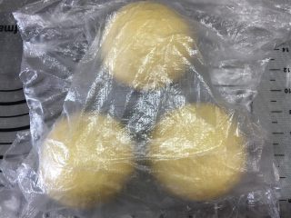 6、全蛋吐司-黑金刚吐司,将面团分成3等份,揉圆后盖保鲜膜静置10分钟