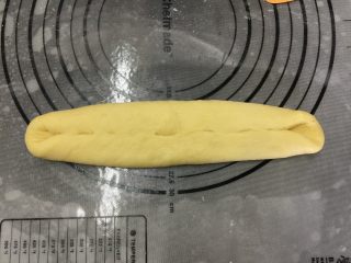 8、全蛋吐司-黑金刚吐司,两边往中间折,稍微捏一下接口位置