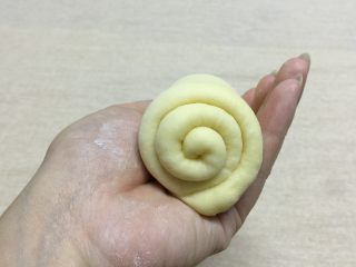 10、全蛋吐司-黑金刚吐司,从上往下卷,收口要捏紧