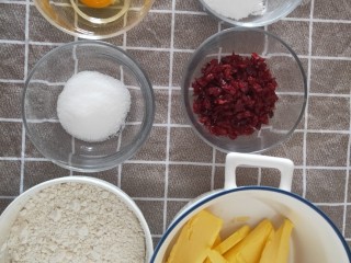 1、蔓越莓饼干,所有材料准备好