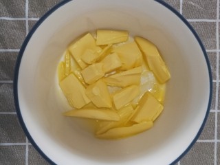 2、蔓越莓饼干,黄油提前室温软化至用手指能轻轻戳动（我的用温水是隔水融化的）