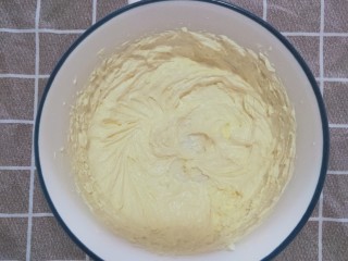 3、蔓越莓饼干,先用打蛋器搅打一下