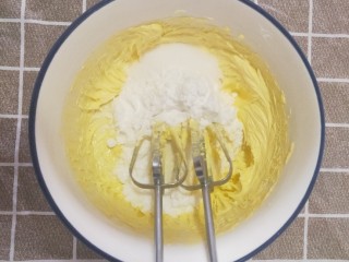 4、蔓越莓饼干,然后加入糖粉和细砂糖搅打均匀