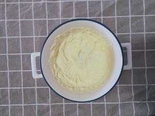 5、蔓越莓饼干,打发至发白蓬松的羽毛状就可以了