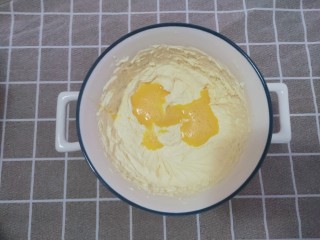 6、蔓越莓饼干,加入15克全蛋液，用打蛋器继续搅打均匀即可