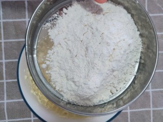 7、蔓越莓饼干,低筋面粉用筛子筛到黄油里面