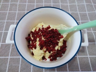 9、蔓越莓饼干,接着倒入之前切碎的蔓越莓干继续搅拌均匀就好了