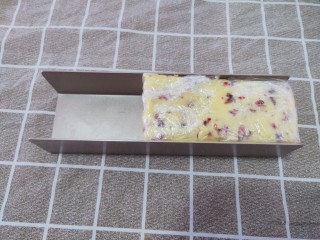 11、蔓越莓饼干,然后用保鲜膜包好，用模具整形放冰箱冷冻1小时