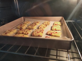 13、蔓越莓饼干,烤箱提前预热好，然后175度烤20分钟就好了