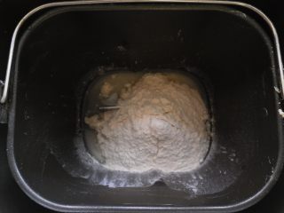 1、抹茶酥,将油皮材料放进面包桶，选择和面程序。揉至可以拉出膜为止。油皮里面用到的水量请根据自家面粉吸水量酌情增减，但是也不可以加太多，切记