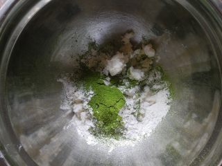 2、抹茶酥,将油酥材料放进盆子里，也揉至混合均匀，一定要揉到猪油完全融化为止