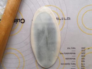 8、抹茶酥,接着取一个松弛好酥，用擀面杖擀成椭圆形的长片
