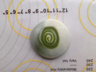 16、抹茶酥,然后切口朝上，用手掌将其拍扁。