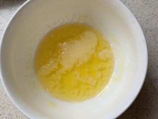 2、蒜香吐司条,黄油融化