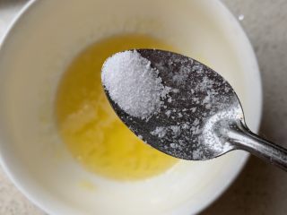 3、蒜香吐司条,加盐