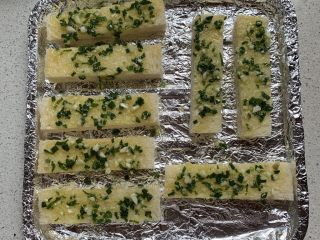 7、蒜香吐司条,刷在吐司条上