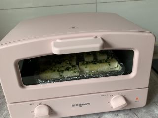 8、蒜香吐司条,送入预热好的烤箱，200度烤10分钟左右！大烤箱180度烤10分钟左右！