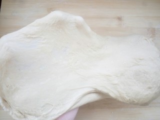 5、#甜味#红糖红枣核桃面包,揉到可以拉出较粗糙的膜