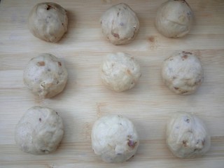 12、#甜味#红糖红枣核桃面包,将分好的面团揉匀滚圆收口朝下，盖保鲜膜松弛15分钟