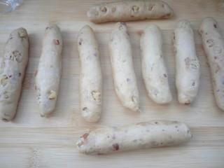 15、#甜味#红糖红枣核桃面包,都做好后盖保鲜膜松弛10分钟