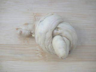 18、#甜味#红糖红枣核桃面包,一头从中间穿过