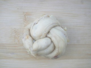 19、#甜味#红糖红枣核桃面包,将两头捏紧