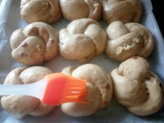 22、#甜味#红糖红枣核桃面包,二次发酵好取出刷蛋液，取出的时候就可以预热烤箱180度10分钟