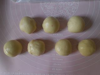 8、蛋黄酥黄油版,然后松弛好的油皮分成七等份,盖上保鲜膜备用