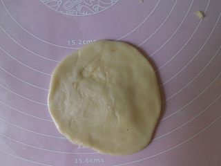 10、蛋黄酥黄油版,取一块油皮擀平擀成中间厚 四周薄的那种
