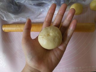 12、蛋黄酥黄油版,包起来后的样子