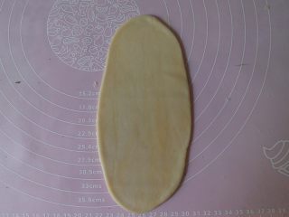 14、蛋黄酥黄油版,松弛好后 取一个面团擀成椭圆形的长片