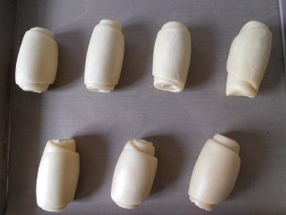 19、蛋黄酥黄油版,这是第二次卷好的状态比之前的短一点 胖一点了。然后将这些卷好的面卷盖上保鲜膜 送入冰箱 最后冷藏松弛20分钟