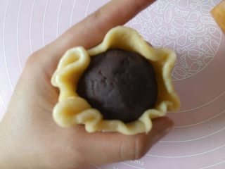 23、蛋黄酥黄油版,接着将豆沙馅放入圆片中用虎口的位置去收它只要将豆沙完整的包进去就可以了