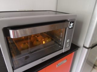 25、蛋黄酥黄油版,最后送入烤箱150度烤20分钟 在转160度烤10分钟。