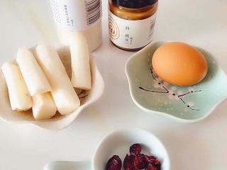 1、蔓越莓山药鸡蛋糕,准备好新鲜的食材