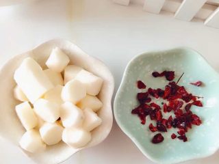 2、蔓越莓山药鸡蛋糕,山药 切丁 蔓越莓干 切碎