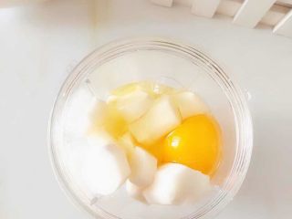 3、蔓越莓山药鸡蛋糕,山药+鸡蛋放入料理机中搅打成泥
