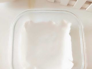 5、蔓越莓山药鸡蛋糕,容器中铺上吸油纸