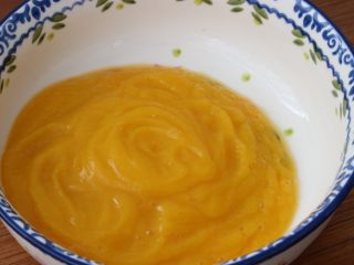 4、南瓜奶片,放入碗中