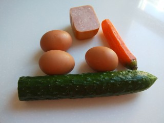 1、#微波炉食谱#三丁蒸蛋糕,鸡蛋三个，黄瓜。胡萝卜，午餐肉准备好。