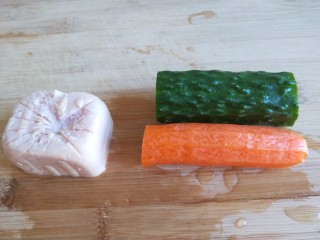 3、#微波炉食谱#三丁蒸蛋糕,胡萝卜黄瓜个一小节洗干净。