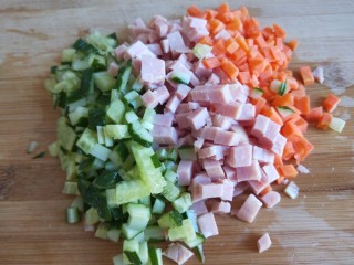 4、#微波炉食谱#三丁蒸蛋糕,全部切成小丁。