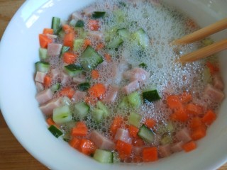 5、#微波炉食谱#三丁蒸蛋糕,鸡蛋青搅拌均匀后倒入三丁，盐搅拌均匀。