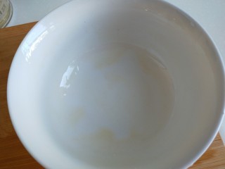 6、#微波炉食谱#三丁蒸蛋糕,在取一个碗刷均匀油。