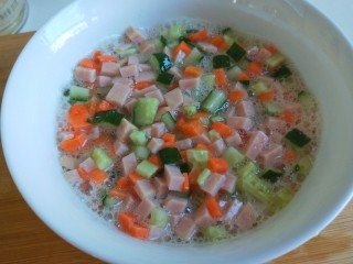 7、#微波炉食谱#三丁蒸蛋糕,把三丁倒入碗中。