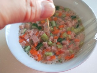 8、#微波炉食谱#三丁蒸蛋糕,封上保鲜膜，在用牙签扎十多个孔。