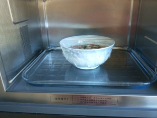 9、#微波炉食谱#三丁蒸蛋糕,放在微波炉加热。