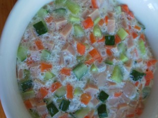 12、#微波炉食谱#三丁蒸蛋糕,打开保鲜膜一定型了。