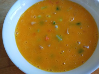 13、#微波炉食谱#三丁蒸蛋糕,在倒入蛋黄。